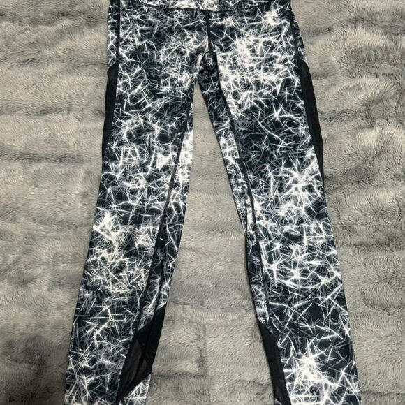 Chic and Sleek: Black and White Workout Leggings for Active Women - Picture 2 of 3